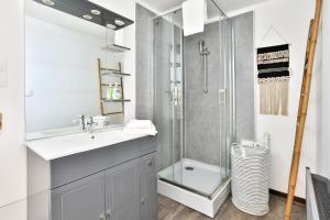 a bathroom with a sink and a shower at Au nid des remparts à Eguisheim in Eguisheim