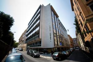 un edificio en una calle con coches aparcados delante en Albani Hotel Roma, en Roma