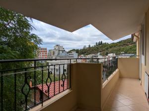 ティラナにあるDamian And Gerardの街の景色を望むバルコニー