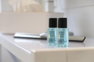 Deux bouteilles d'une pour vous vernis à ongles assises sur un comptoir dans l'établissement Ferienwohnung Loh - 55Zoll TV - Schnelles Internet 500MBit, à Schwäbisch Hall 32 autres photos