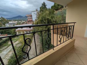 ティラナにあるDamian And Gerardの街の景色を望むバルコニー +7枚の写真