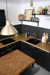 Η κουζίνα ή μικρή κουζίνα στο cozy family apartment