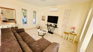TV a/nebo společenská místnost v ubytování Luxury Paradise Villa