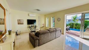 TV a/nebo společenská místnost v ubytování Luxury Paradise Villa