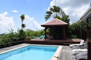 サンタンヌにあるVilla moderne avec piscine à Sainte-Anne 154 m² vue merのガゼボの隣のスイミングプール