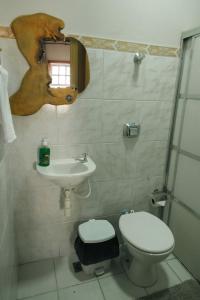 a bathroom with a toilet and a sink at Hospedagem Rancho Fundo in Diamantina