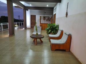 un salon avec deux chaises et une table dans l'établissement Appartement Centre ville Antalaha, à Antalaha