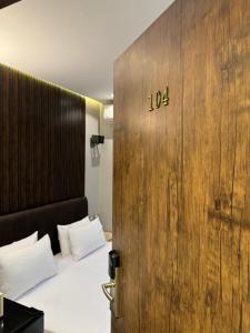 Ένα ή περισσότερα κρεβάτια σε δωμάτιο στο Tourist Plaza Hotel +38 φωτογραφίες