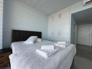 Ένα ή περισσότερα κρεβάτια σε δωμάτιο στο Seaview Studio Abelia Erica 415 By MyGuest Cyprus