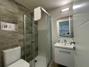 Ένα μπάνιο στο Seaview Studio Abelia Erica 415 By MyGuest Cyprus +17 φωτογραφίες