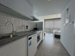 Η κουζίνα ή μικρή κουζίνα στο Seaview Studio Abelia Erica 415 By MyGuest Cyprus