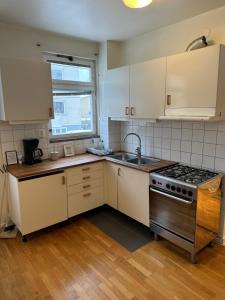 Kuchyň nebo kuchyňský kout v ubytování Flatin erbjuder lägenheter i södra Stockholm