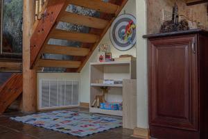 Imagen de la galería de Charming Log AFrame in Pine, en Pine