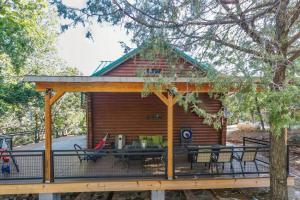 Un balcón o terraza de Charming Log AFrame in Pine