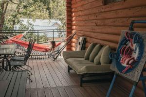 Zona de estar de Charming Log AFrame in Pine