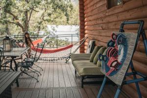Zona de estar de Charming Log AFrame in Pine