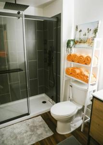 y baño con ducha, aseo y cabina de ducha de cristal. en Vibrant Forest Retreat - Game Room, Spa, Fire Pit - Sleeps10, en Spirit Lake 44 fotos más