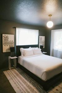 Un dormitorio con una cama grande y una ventana. en Vibrant Forest Retreat - Game Room, Spa, Fire Pit - Sleeps10, en Spirit Lake