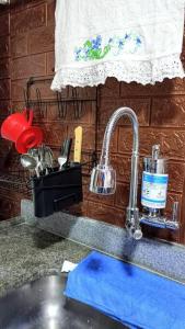 a kitchen counter top with a sink and a sink at Apto Completo Aparecida de Gyn in Aparecida de Goiania