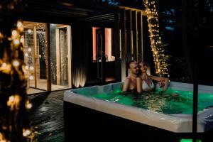 Hostia v ubytovaní Maroska Forest Cabin & Wellness