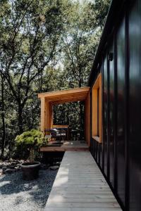 Vonkajšia záhrada v ubytovaní Maroska Forest Cabin & Wellness