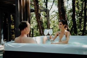 Hostia v ubytovaní Maroska Forest Cabin & Wellness