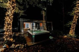 Vonkajšia záhrada v ubytovaní Maroska Forest Cabin & Wellness