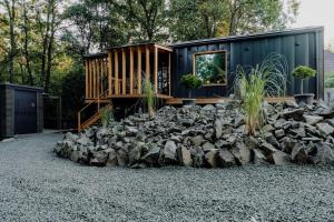 Vonkajšia záhrada v ubytovaní Maroska Forest Cabin & Wellness