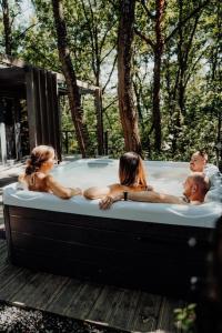 Hostia v ubytovaní Maroska Forest Cabin & Wellness