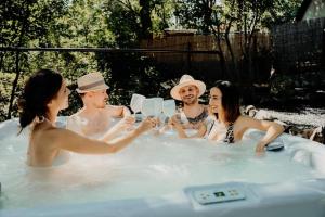 Hostia v ubytovaní Maroska Forest Cabin & Wellness