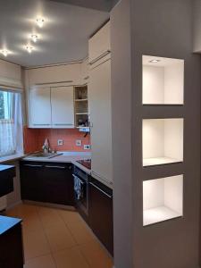 キェルツェにあるApartament Julia 1-4 os parter balkon garaż Westerplatteの白いキャビネットと空の棚が備わるキッチン