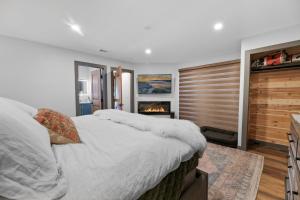 Postel nebo postele na pokoji v ubytování The Lazy Bear - Indulge in breathtaking views of the expansive lake from this charming cabin.