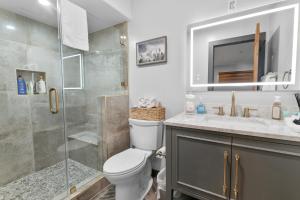 Koupelna v ubytování The Lazy Bear - Indulge in breathtaking views of the expansive lake from this charming cabin. + 20 fotografií