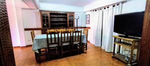 ビージャ・ヘセルにあるVeranogesellのテーブルと薄型テレビのあるダイニングルーム