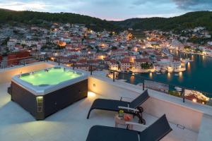 balcone con vasca idromassaggio e vista sulla città di The Glass House a Pučišća