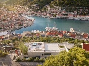 una vista aerea di una città e di un porto di The Glass House a Pučišća