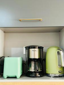 two toasters sitting on a shelf in a kitchen at Shell Beach Splendide 2 chambres sur la plage in Baie Nettle