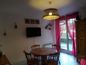 Μια τηλεόραση ή/και κέντρο ψυχαγωγίας στο Appartement aux Angles