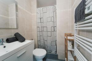 une salle de bain avec toilettes et douche dans l'établissement Confort & Style près de CDG, à Vaudherland 60 autres photos