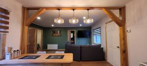 蓬塔阿雷纳斯Terrke的厨房以及带桌子和吊灯的用餐室。