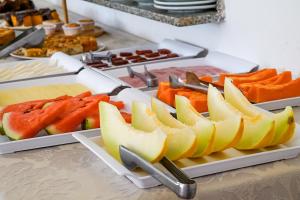 a buffet with fruits and vegetables on a table at VELINN Pousada Torre Branca in Monte Verde