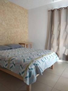 a bedroom with a bed and a window at Casa en fraccionamiento con seguridad y 2 casas club con alberca se Factura in Santa Gertrudis