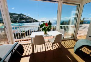 a table and chairs on a balcony with a view of the beach at Apartamento Canyelles playa in Roses