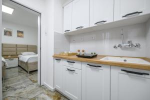 Kuchyň nebo kuchyňský kout v ubytování NAŠ Apartman + 14 fotografií