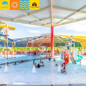 a water park with people in the water at Piazza com acesso ao Acqua Park - luciana 2 in Caldas Novas