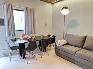 a living room with a table and a couch at Chalé Verbena - Recanto Veky in Campos do Jordão