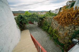 un muro di pietra con una scala accanto a un edificio di Alijo 4BDR Park- Fam & Friends ad Alijó