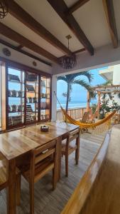 una camera con un tavolo in legno e un'amaca di Intiquilla Hotel a Manta