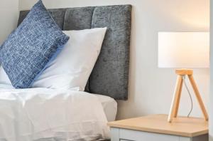 Postel nebo postele na pokoji v ubytování Charming 4 Bedroom 3 Bathroom House - Sleeps up to 9 - Pool Table, Sky TV & Netflix, Fast WiFi, Driveway Parking & Self-Check-In By Yoko Property