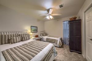 Un dormitorio con dos camas y un ventilador de techo. en WW H202 Mather Street Retreat, en New Braunfels 27 fotos más